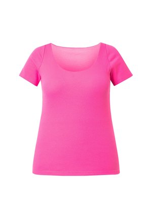 Kirkkaan vaaleanpunainen naisten lyhythihainen paita, jossa pyöreä pääntie, ribbineulosta, valkoisella taustalla.