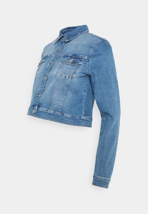 Chaqueta de mezclilla cortada de color azul claro con cuello, cierre de botones y dos bolsillos en el pecho; presenta una textura deslavada y detalles de costura.