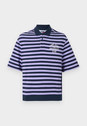 Dryžuota polo marškinėliai violetinės ir tamsiai mėlynos spalvų, trumpomis rankovėmis, su apykakle, priekyje esantis logotipas su užrašu "TOMMY JEANS UNIVERSITY CLUB", pagaminta iš medvilnės.