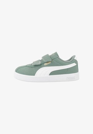 Zaļas un baltas Puma sporta kurpes ar baltu zoli, diviem Velcro siksnām un zelta Puma logo malā.