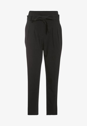 Pantalon noir taille haute, fuselé, avec plis sur le devant et ceinture en tissu nouée en noeud à la taille.