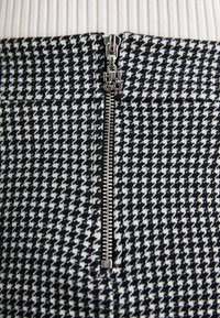 HUGO NALIRIA - A-Linien-Rock - grau