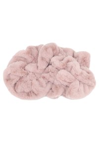 Cuscino in morbido pelliccia sintetica rosa con design stropicciato e testurizzato. Presenta forme rotonde e soffici e una superficie liscia e lussuosa.