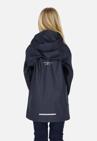 Giacca impermeabile blu navy con cappuccio, con logo sulla schiena e banda riflettente all'orlo. Texture liscia, design di lunghezza media.