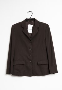 Blazer ajusté marron avec un col cranté, devant à six boutons et deux poches à rabat. Fabriqué à partir d'un tissu lisse avec des détails de couture subtils.