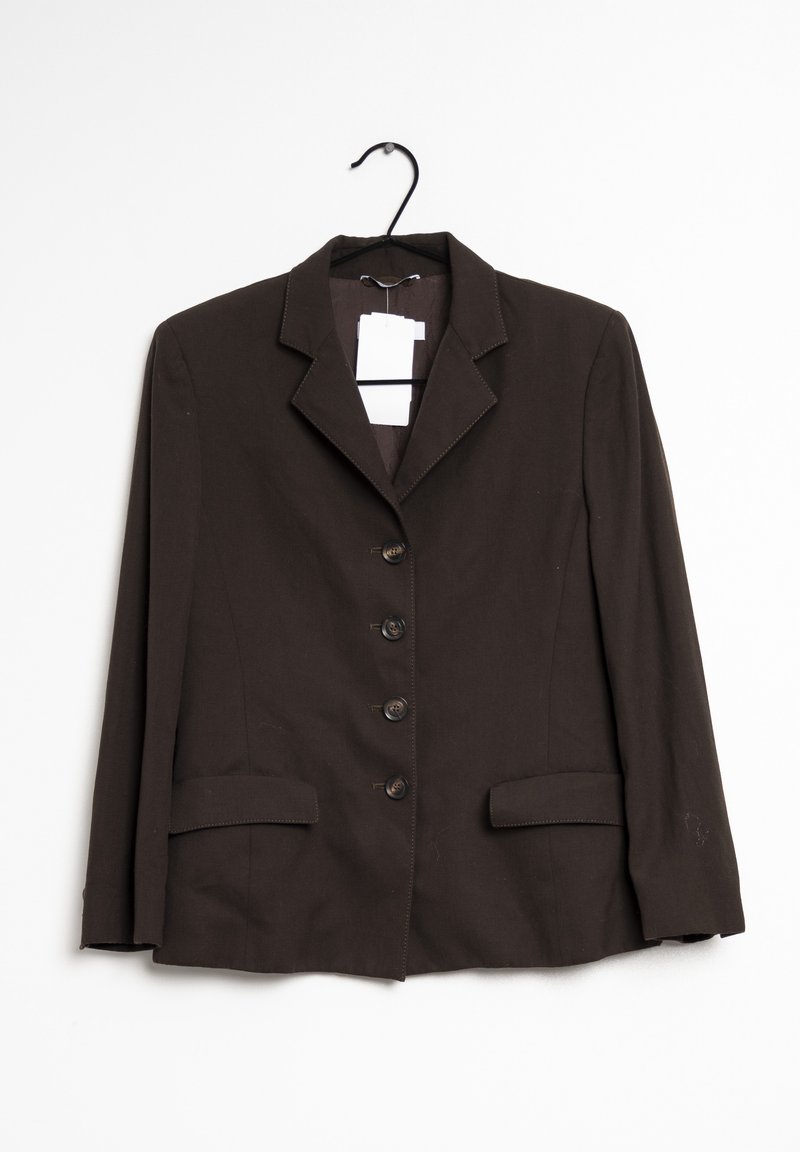 Blazer ajusté marron avec un col cranté, devant à six boutons et deux poches à rabat. Fabriqué à partir d'un tissu lisse avec des détails de couture subtils.