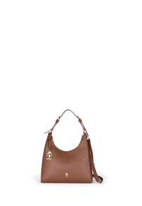 Borsa a tracolla in pelle marrone con una silhouette curva, manico superiore, tracolla regolabile e una decorazione a ciondolo dorato. Finitura texturizzata.