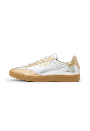 Sneaker con tomaia in pelle metallica argento e oro, lacci bianchi e suola in gomma beige. Presenta il marchio in oro sul lato.