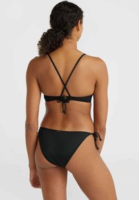 Zwarte bikini met een cross-back design, verstelbare strik aan de zijkanten van de onderkant, gemaakt van soepel, rekbaar materiaal. Minimalistische stijl.