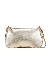 Bolso de mano metálico dorado con una textura suave y brillante. Cuenta con un cierre de cremallera y una correa de cadena dorada. Forma redondeada con detalles mínimos.