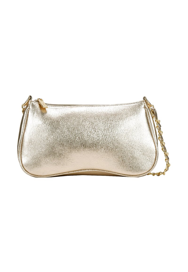 Bolso de mano metálico dorado con una textura suave y brillante. Cuenta con un cierre de cremallera y una correa de cadena dorada. Forma redondeada con detalles mínimos.