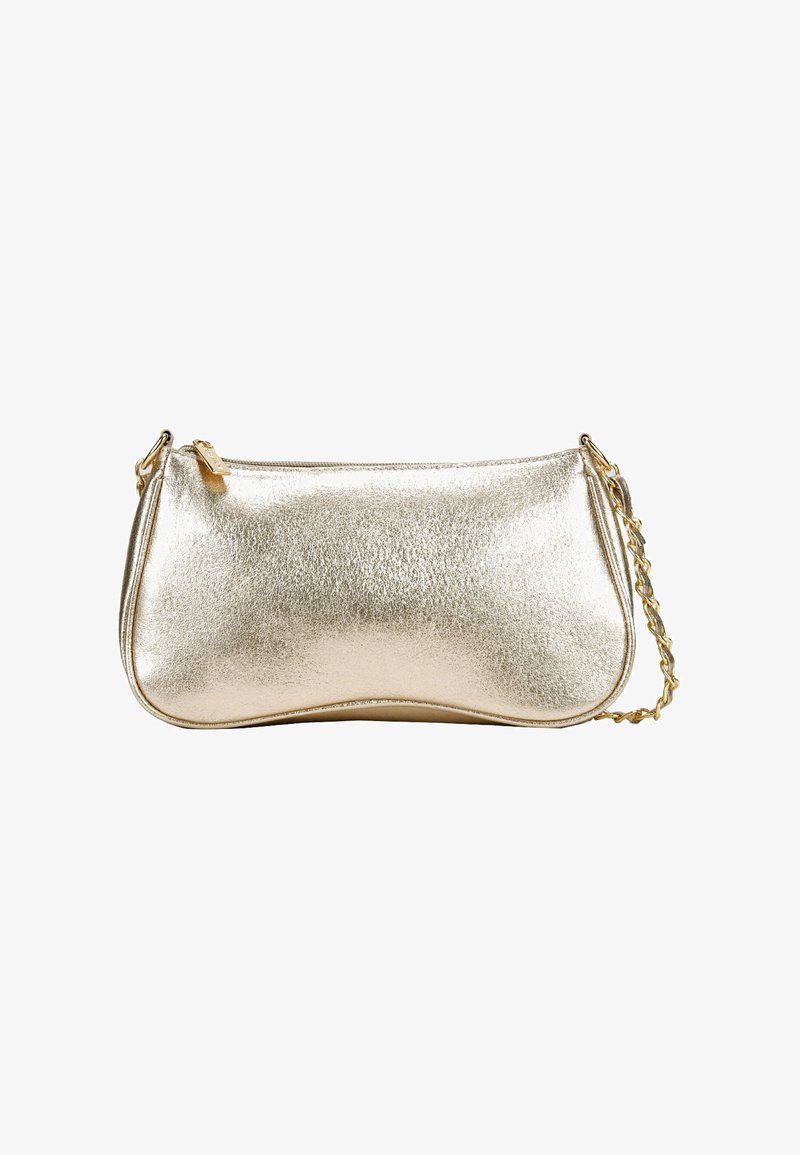 Bolso de mano metálico dorado con una textura suave y brillante. Cuenta con un cierre de cremallera y una correa de cadena dorada. Forma redondeada con detalles mínimos.
