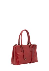 Borsa a tracolla in pelle rossa con due manici corti e una tracolla rimovibile. Texture liscia, chiusura con zip e finiture in metallo color oro.