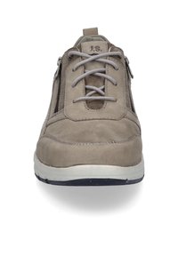 Beige Wildleder-Sneaker mit grauen Schnürsenkeln, seitlichen Reißverschlussverschlüssen, einer abgerundeten Spitze und einer weißen Gummisohle. Akzente sind gestickte Details.