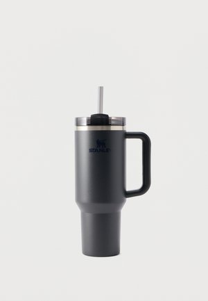 Zwarte Stanley geïsoleerde reismok met handvat, doorzichtige deksel en rietje op een effen witte achtergrond.