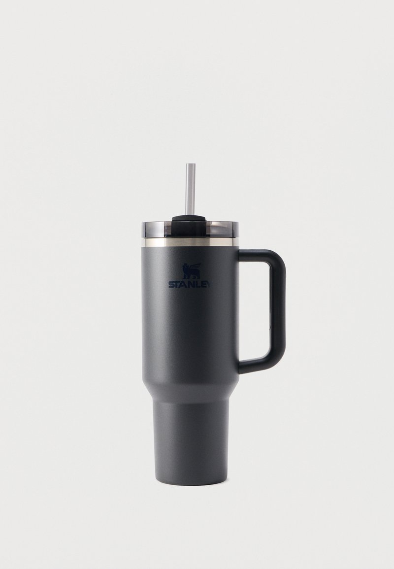 Sort Stanley isoleret rejsemug med håndtag, gennemsigtigt låg og sugerør på hvid ens baggrund.