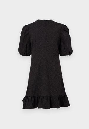 Abito nero con maniche a sbuffo e scollatura rotonda. Presenta un orlo arricciato, realizzato in tessuto testurizzato con un sottile motivo floreale.