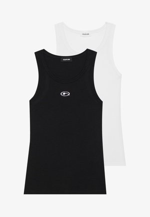 To ribbede tanktoppe i sort og hvid. Hver af dem har en rund halsudskæring og et lille broderet logo foran. Glat tekstur.