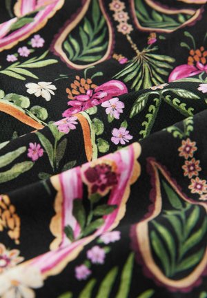 Tela negra con un vibrante patrón floral que presenta tonos de rosa, blanco y verde, acentuado por elementos decorativos curvos y detalles intrincados.