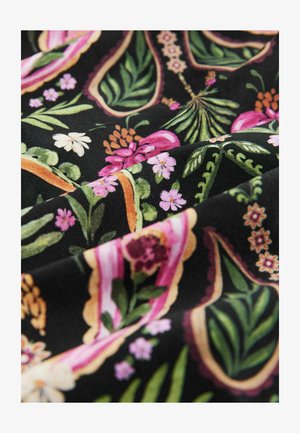 Zwarte stof met een levendig bloemenpatroon in roze, witte en groene tinten, versierd met gebogen decoratieve elementen en verfijnde details.