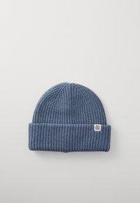 Gebreide beanie in donkerblauw met een geribbelde textuur en een omgeslagen rand. Heeft een klein logopatch aan de zijkant.