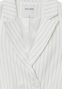Weißer Blazer mit dünnen schwarzen Streifen, doppelreihiges Design, Reverskragen und zwei Knopfverschlüsse. Das Etikett trägt die Aufschrift "CALLIOPE", Größe S.