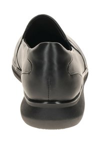 Zapato negro de piel tipo mocasín con puntera redondeada, textura suave, detalle en la costura trasera y suela de goma para un buen agarre.