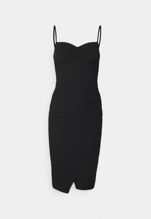 Zwarte geribbelde jurk met een hartvormige halslijn, dunne verstelbare schouderbandjes en een aansluitende pasvorm. Heeft een zijdelingse draping en een asymmetrische zoom.