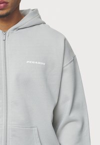 Pegador LOGO OVERSIZED JACKET - Cipzáras pulóver - washed pearl grey