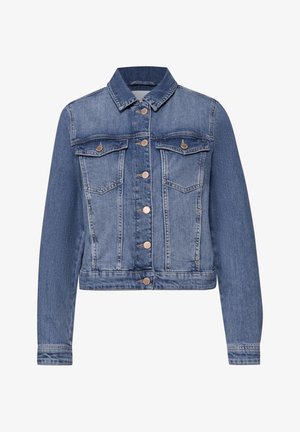 Blauwe spijkerjack met lange mouwen, knoopsluiting aan de voorkant, twee borstzakken met klep en knopen, en een kraag.