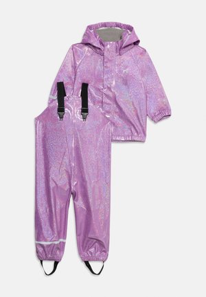 Παιδικό διχρωμο μωβ γυαλιστερό αδιάβροχο με μπουφάν με κουκούλα και ελαστικό παντελόνι με μαύρες τιράντες σε λευκό φόντο.