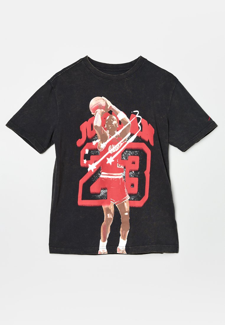 T-shirt in cotone nero con una grafica di un giocatore di basket in rosso e bianco, con "JORDAN 23" in caratteri in grassetto dietro la figura.