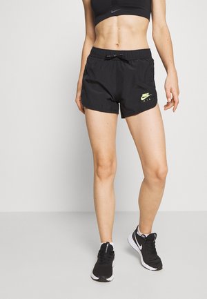 Svarta träningsshorts med dragsko i midjan, tillverkade av lätt material, med en klar gul Nike-logo på vänster sida.