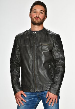Schwarze Lederjacke mit Kragen, Reißverschluss und gesteppten Details an den Schultern. Verfügt über Seiten- und Brusttaschen. Geschmeidige Textur.