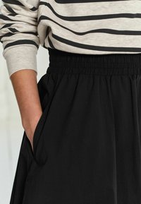 Next SHIRRED REGULAR FIT - Maxinederdele - black