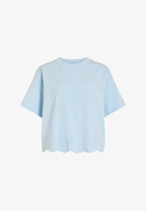 Svijetloplava bluza kratkih rukava, širokog kroja, s valovitim rubom i cvjetnim vezom duž donjeg ruba.