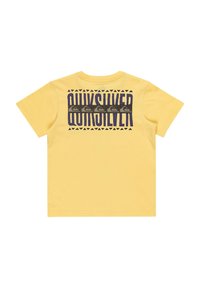 Gul bomull t-shirt med en stor grafisk design på baksidan med texten "Quiksilver" och geometriska mönster i svart. Kortärmad.