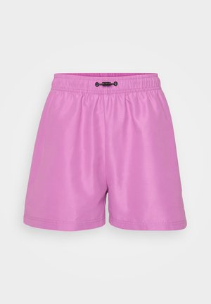 Roosa, kerge kangast lühikesed püksid elastse vöökoha ja musta nööriga. Sile tekstuur, kuni põlveni ning nähtavad taskud puuduvad.