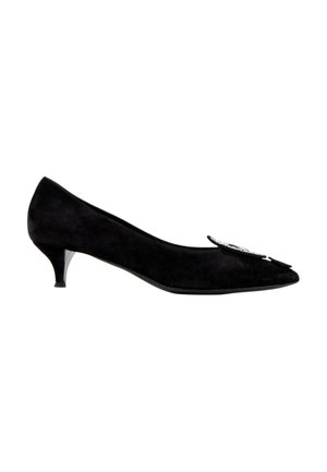 Chaussure femme en daim noir à petit talon, bout pointu et boucle décorative ornée de bijoux à l’avant.