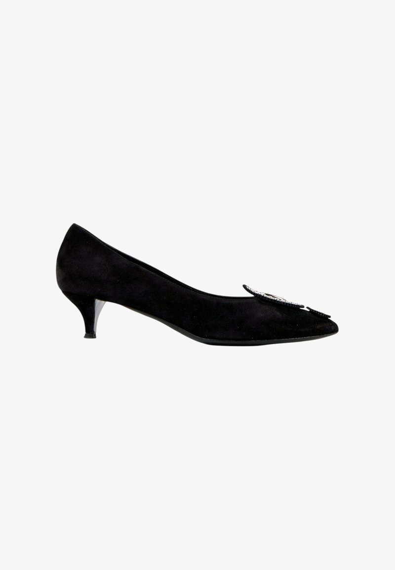 Chaussure femme en daim noir à petit talon, bout pointu et boucle décorative ornée de bijoux à l’avant.