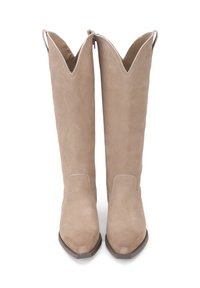 Stivali al ginocchio in suede beige con punta appuntita, bordo superiore ondulato e zip laterale per una facile vestibilità. Suola piatta con finitura testurizzata.