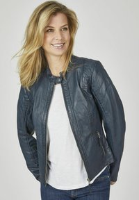 Dunkelnavy Lederjacke mit Rundhalsausschnitt, Frontreißverschluss und seitlichen Taschen in glatter Textur. Getragen über einem weißen Hemd.