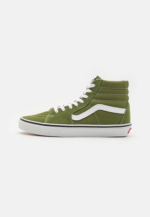 Olive groene suède hoge sneakers met witte accenten, featuring witte veters, een zwarte rubberen zool en gestikte details.