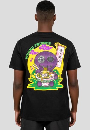 Camiseta de algodón negra con un gráfico colorido de un personaje de calavera con fideos ramen y acentos en verde, amarillo y morado.