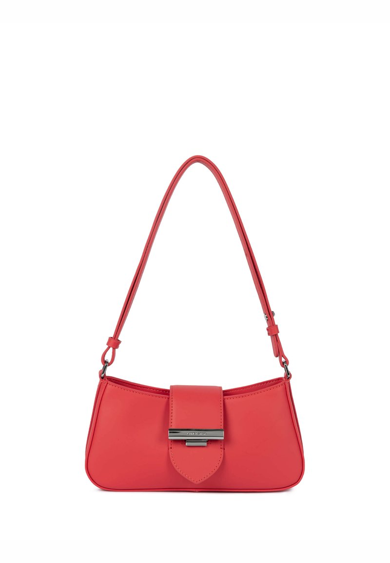 Borsa a tracolla in pelle rossa con forma curva, tracolla regolabile e chiusura a patta con dettaglio metallico. Texture liscia, design minimalista.