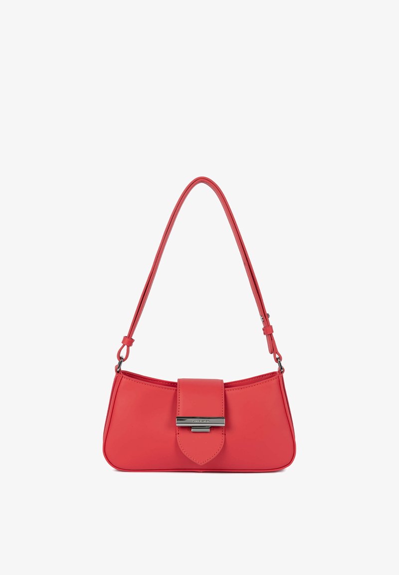 Borsa a tracolla in pelle rossa con forma curva, tracolla regolabile e chiusura a patta con dettaglio metallico. Texture liscia, design minimalista.