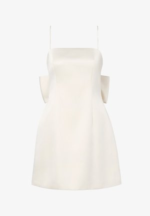 Mini abito in satin bianco con spalline sottili e grandi fiocchi strutturati ai lati, corpetto aderente e leggermente svasato all'orlo.