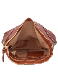 Borsa a tracolla in pelle marrone con superficie texturizzata, accenti metallici decorativi e chiusura con zip. Presenta un interno aperto con una tasca.