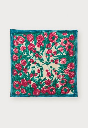 Hedvábný květinový šátek s červenými růžemi a zelenými listy na krémovém pozadí, orámovaný tyrkysovým okrajem.