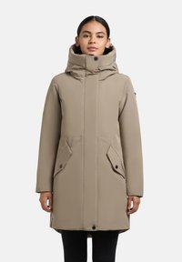 Beige parka met een hoge kraag, grote voorzakken en een ritsluiting. Heeft een soepele textuur en een minimalistisch ontwerp.